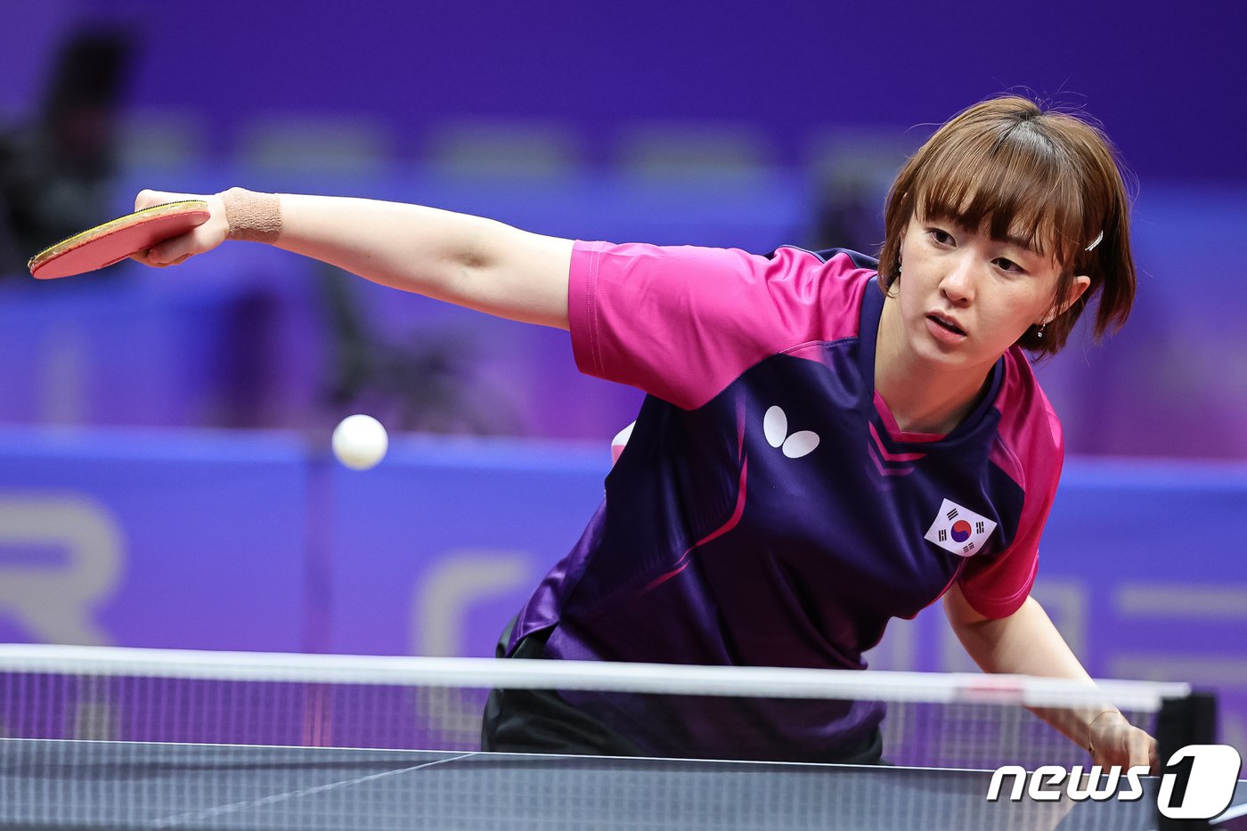 본문 이미지 - 서효원이 22일 중국 항저우 공슈 캐널 스포츠 파크 체육관에서 열린 2022 항저우 아시안게임 탁구 여자 단체전 조별리그 D조 1차전 대한민국과 파키스탄의 경기에서 상대 공격을 받아내고 있다. 여자 탁구 대표팀은 예선 첫 경기에서 파키스탄을 매치스코어 3대0으로 이겼다. 2023.9.22/뉴스1 ⓒ News1 유승관 기자
