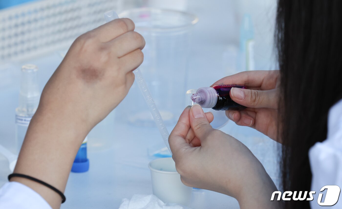 본문 이미지 - 22일 서울 서대문구 독립공원에서 열린 &#39;꿈Z랜드&#39; 서대문청소년진로박람회에서 학생들이 종근당고촌재단 부스에서 제약회사 연구원 체험을 하고 있다. &#40;자료사진&#41; 2023.9.22/뉴스1 ⓒ News1 허경 기자