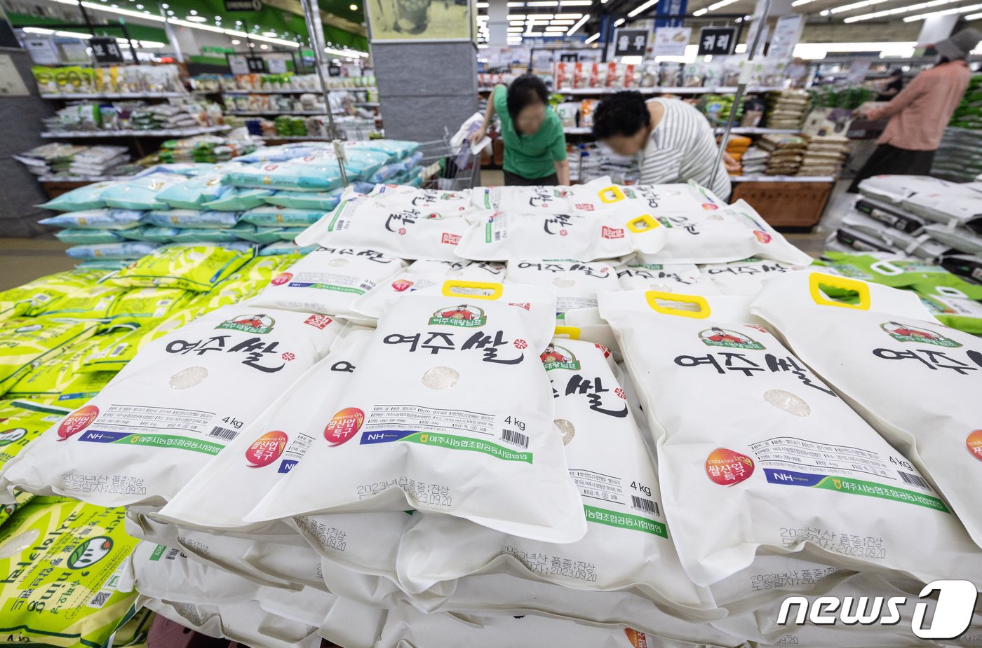 본문 이미지 - 22일 오후 서울의 한 대형마트에서 시민들이 쌀을 살펴보고 있다.  2023.9.22/뉴스1 ⓒ News1 이재명 기자
