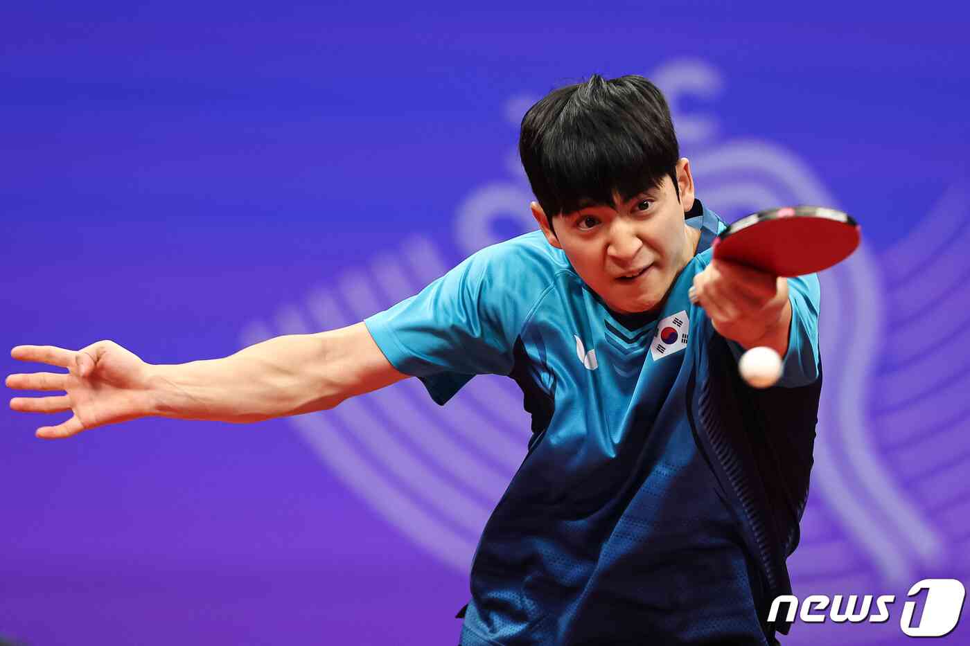 박강현이 22일 중국 항저우 공슈 캐널 스포츠 파크 체육관에서 열린 2022 항저우 아시안게임 탁구 남자 단체전 조별리그 C조 1차전 대한민국과 마카오의 경기에서 공격을 시도하고 있다. 2023.9.22/뉴스1 © News1 유승관 기자