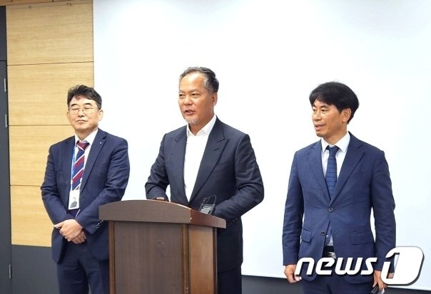 전은수 &#40;주&#41;자광 회장이 22일 전주시에 ‘협상대상지 선정 신청서’를 제출한 뒤 기자실에서 개발방향과 향후계획 등에 대해 설명하고 있다./뉴스1