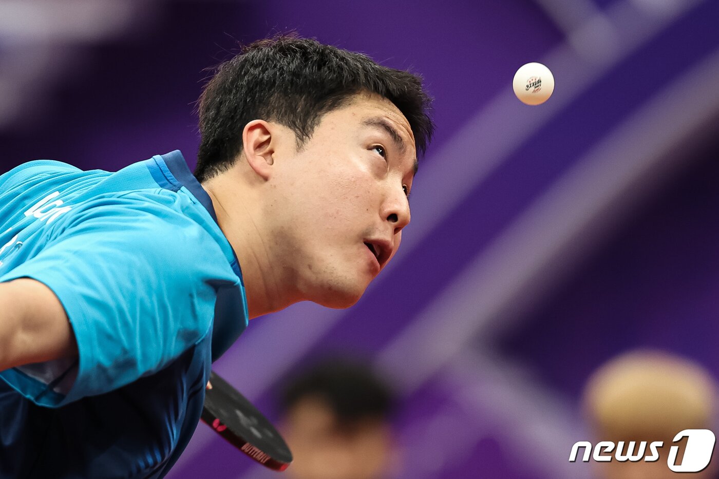 본문 이미지 - 임종훈이 22일 중국 항저우 공슈 캐널 스포츠 파크 체육관에서 열린 2022 항저우 아시안게임 탁구 남자 단체전 조별리그 C조 1차전 대한민국과 마카오의 경기에서 서브를 넣고 있다. 남자 탁구 대표팀은 예선 첫 경기에서 마카오를 매치스코어 3대0으로 이겼다. 2023.9.22/뉴스1 ⓒ News1 유승관 기자
