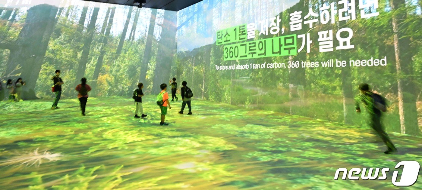 본문 이미지 - 강원 고성군 세계잼버리수련장에서 열린 2023강원세계산림엑스포 개막식에서 관람객들이 행사장을 둘러보고 있다. /뉴스1 DB
