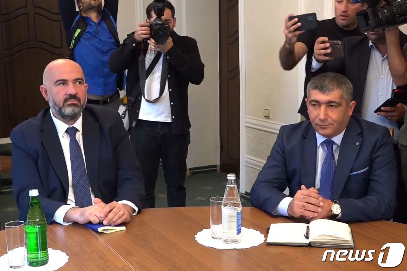 (예블라크 AFP=뉴스1) 장성희 기자 = 21일(현지시간) 아제르바이젠 예블라크에서 아제르바이젠 대표단과 카라바흐 대표단이 회담을 위해 만난 모습이다. 2023.09.21/ⓒ A …