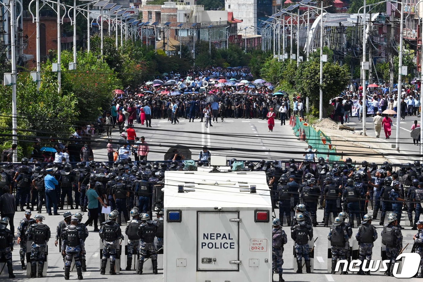 (카트만두 AFP=뉴스1) 장성희 기자 = 21일(현지시간) 네팔 카트만두에서 교사협회가 연방정부 대신 지역 당국이 선생의 복무 규정을 정할 수 있게 해 달라며 시위하고 있다. 2 …