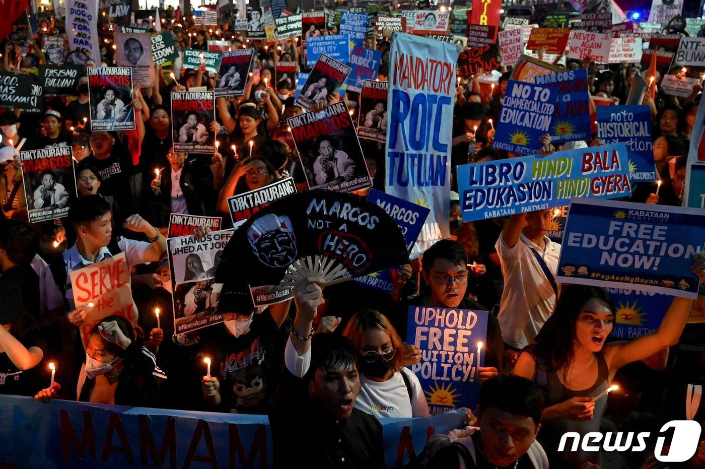 (마닐라 AFP=뉴스1) 장성희 기자 = 21일(현지시간) 필리핀 마닐라에서 계엄령 선포 51주년을 맞아 시위대가 촛불과 피켓을 들며 시위하고 있다. 2023.09.21/ⓒ AFP …