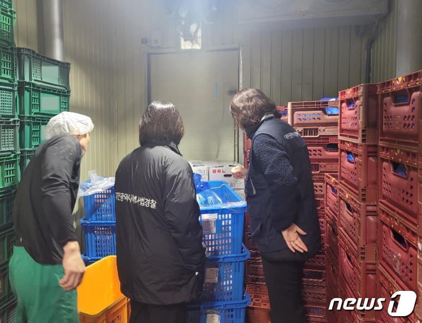 본문 이미지 - 대전시 특사경 축산물 납품장소 확인 ⓒ 뉴스1 김경훈 기자