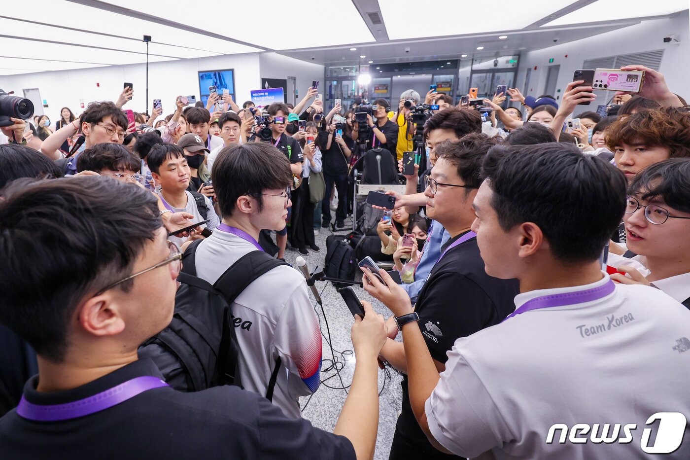 본문 이미지 - 대한민국 e스포츠 국가대표 '페이커' 이상혁이 22일 오후 중국 항저우 샤오산 국제공항을 통해 입국하고 있다. 2023.9.22/뉴스1 ⓒ News1 민경석 기자