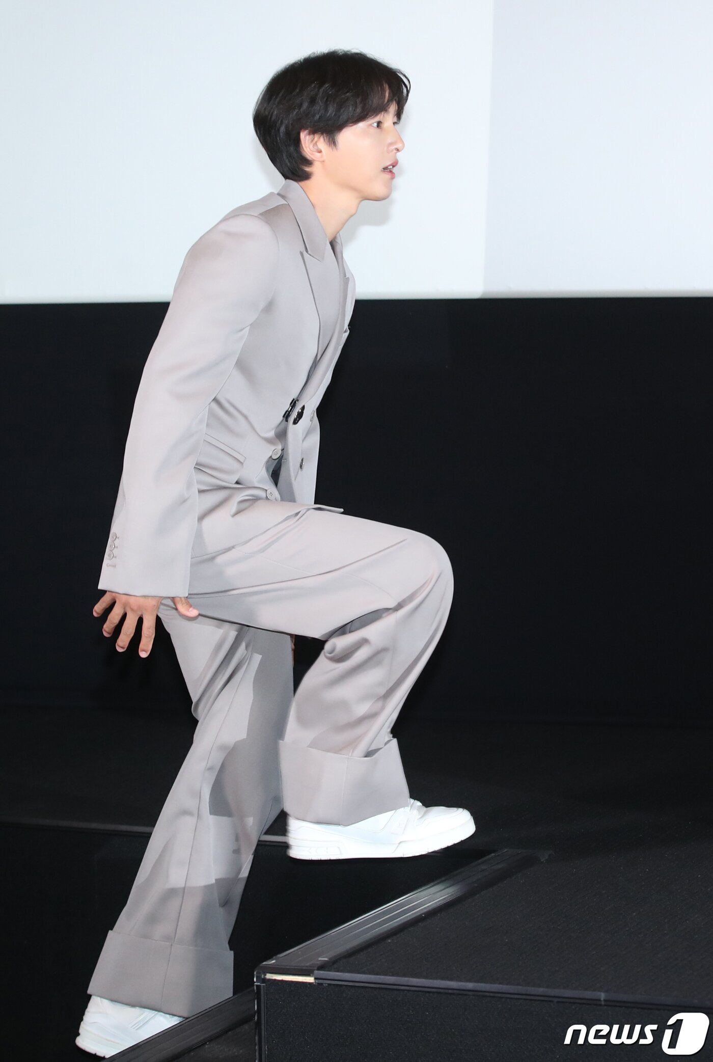 본문 이미지 - 배우 송중기가 22일 서울 강남구 메가박스 코엑스에서 열린 영화 '화란‘(감독 김창훈) 언론시사회에 참석하고 있다. ⓒ News1 권현진 기자