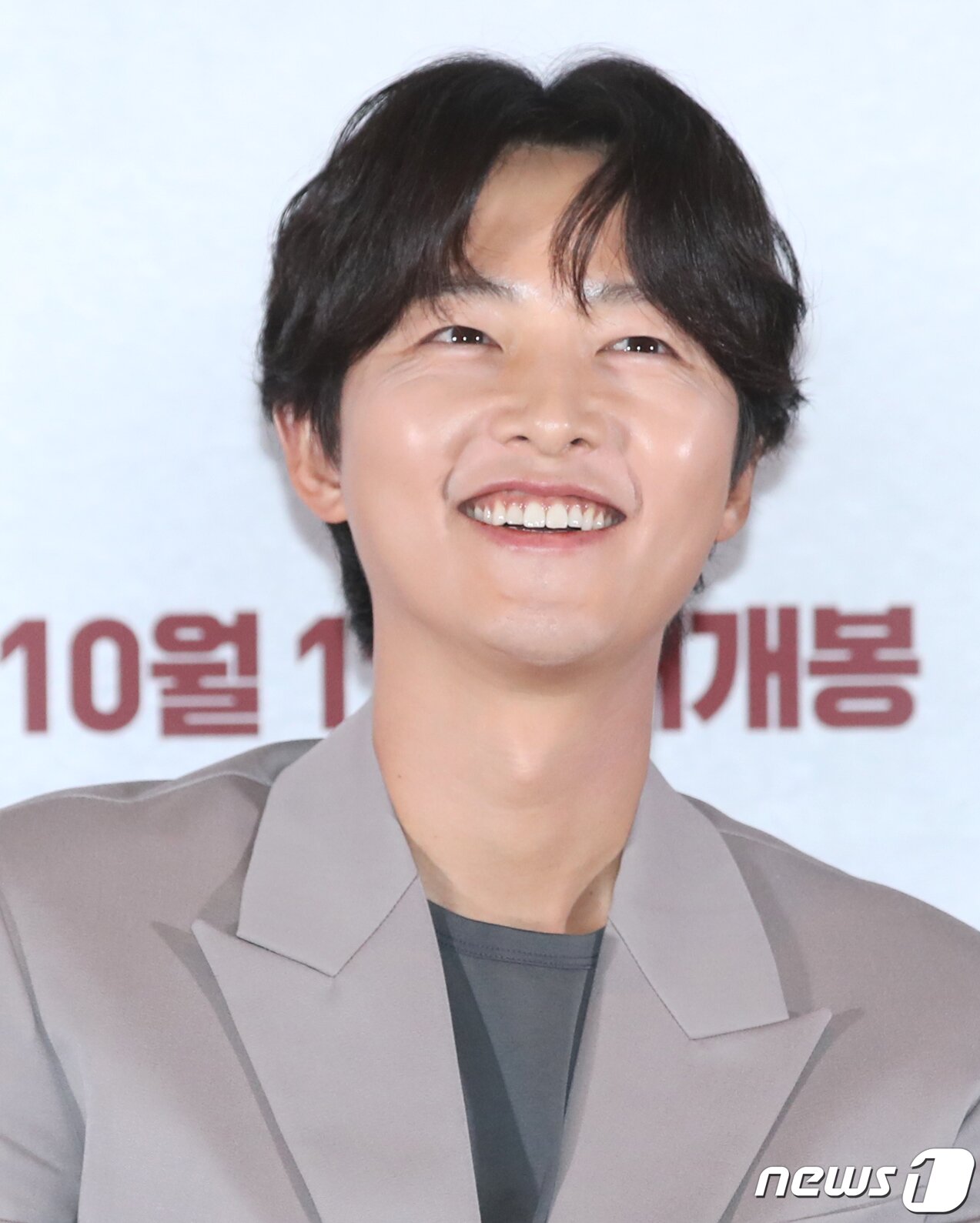 본문 이미지 - 배우 송중기가 22일 서울 강남구 메가박스 코엑스에서 열린 영화 '화란‘(감독 김창훈) 언론시사회에서 미소를 짓고 있다. ⓒ News1 권현진 기자