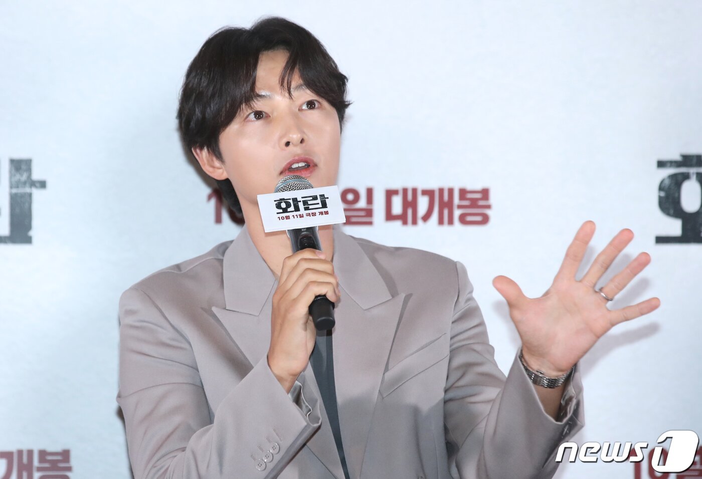 본문 이미지 - 배우 송중기가 22일 서울 강남구 메가박스 코엑스에서 열린 영화 '화란‘(감독 김창훈) 언론시사회에서 노개런티에 대한 질문에 답하고 있다. ⓒ News1 권현진 기자