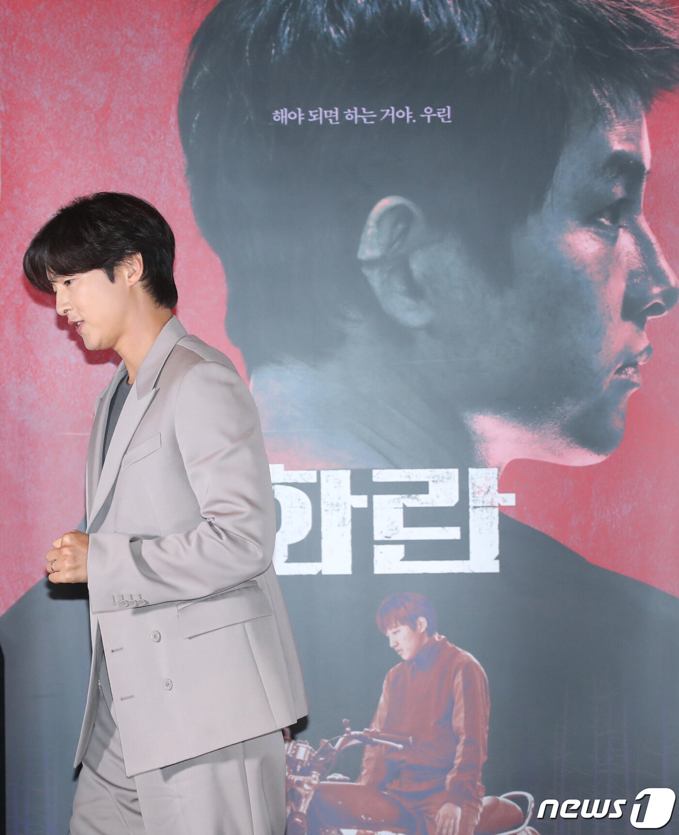 본문 이미지 - 배우 송중기가 22일 서울 강남구 메가박스 코엑스에서 열린 영화 '화란‘(감독 김창훈) 언론시사회에 참석하고 있다. ⓒ News1 권현진 기자