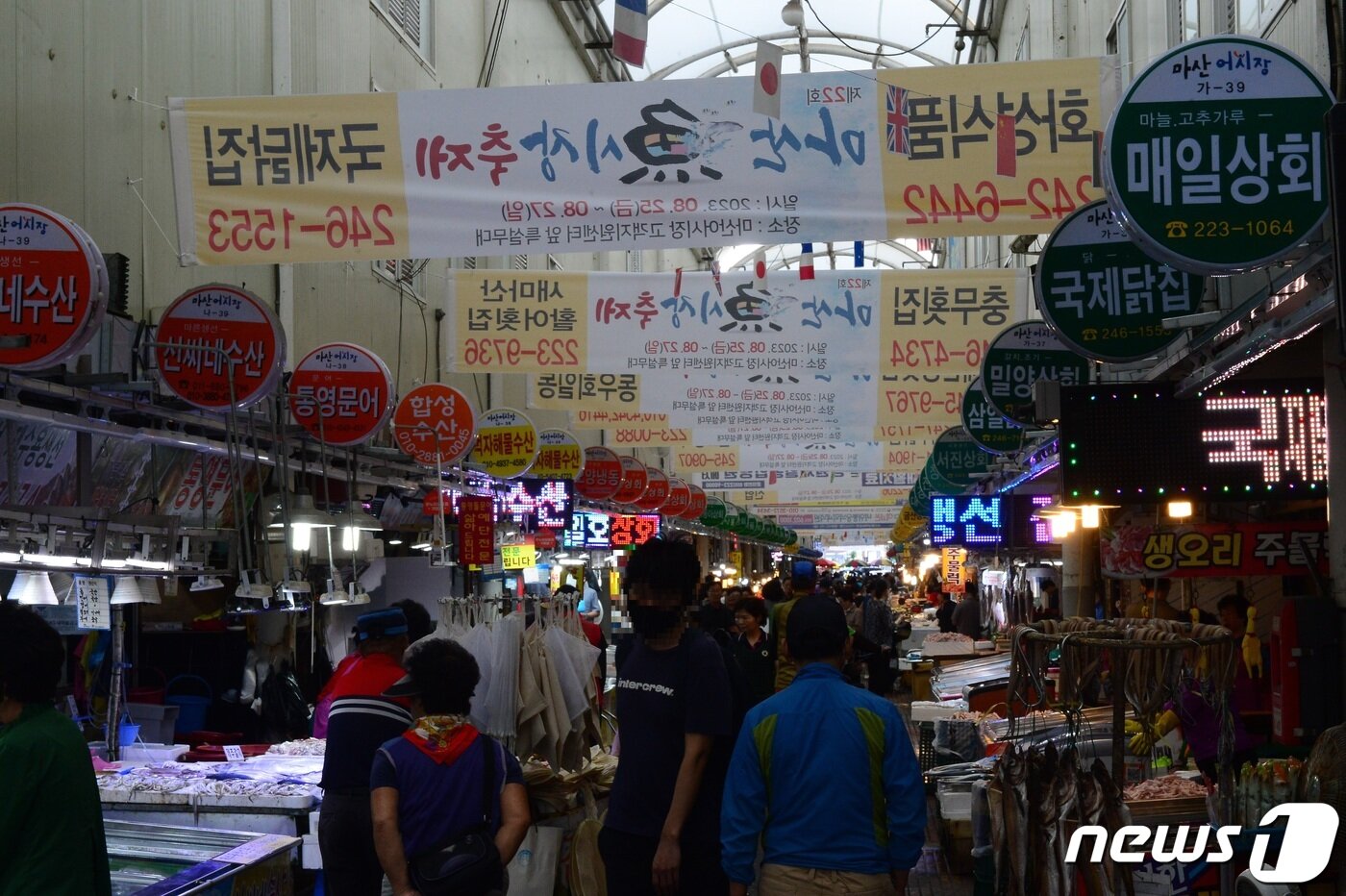 본문 이미지 - 추석을 일주일 앞둔 22일 오후 마산어시장에 시장을 찾은 시민들로 붐비고 있다. 2023.9.22 ⓒ 뉴스1 박민석 기자