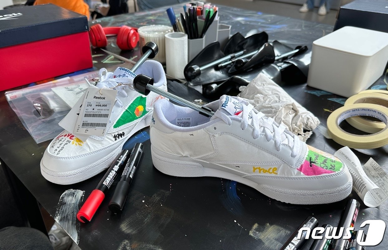 본문 이미지 - 방문객 지경준씨&#40;24&#41;가 취향대로 직접 커스텀한 클럽 C 운동화. 2023.09.22 /홍유진 기자