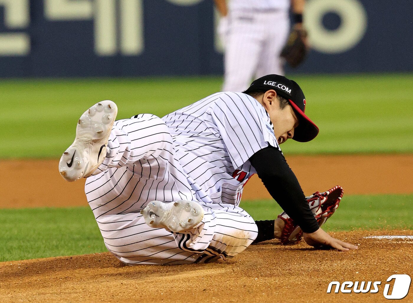 본문 이미지 - 22일 오후 서울 잠실야구장에서 열린 프로야구 '2023 신한은행 SOL KBO리그' LG트윈스와 NC 다이노스의 경기에 앞서 시구에 나선 코미디언 문상훈이 마운드에서 넘어지고 있다. 2023.9.22/뉴스1 ⓒ News1 장수영 기자