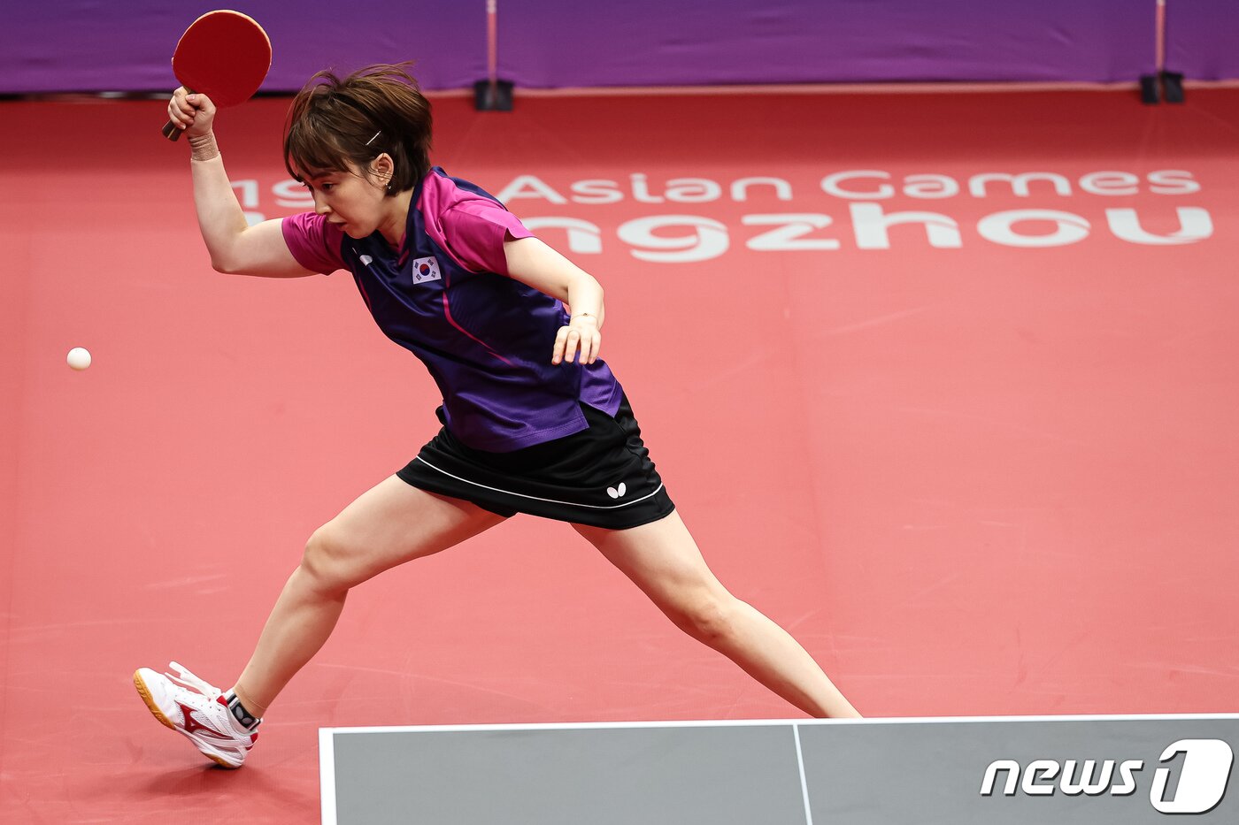 본문 이미지 - 서효원이 22일 중국 항저우 공슈 캐널 스포츠 파크 체육관에서 열린 2022 항저우 아시안게임 탁구 여자 단체전 조별리그 D조 2차전 대한민국과 태국의 경기에서 상대 공격을 받아내고 있다. 2023.9.22/뉴스1 ⓒ News1 유승관 기자