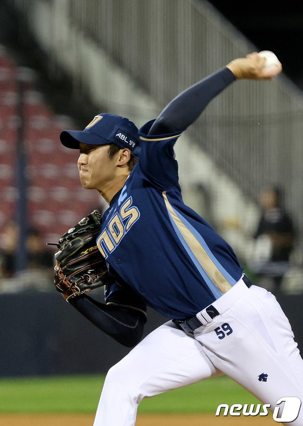 본문 이미지 - 22일 오후 서울 잠실야구장에서 열린 프로야구 &#39;2023 신한은행 SOL KBO리그&#39; LG트윈스와 NC 다이노스의 경기 4회말 구원 등판한 NC 구창모가 역투하고 있다. 2023.9.22/뉴스1 ⓒ News1 장수영 기자