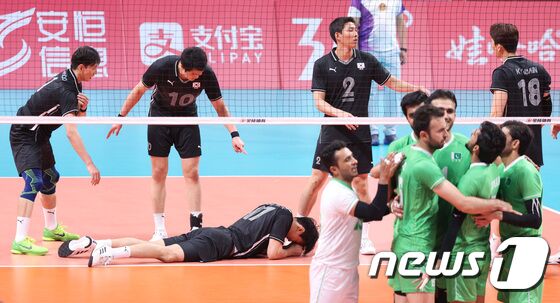 22일 오후 중국 샤오싱 차이나 텍스타일 시티 스포츠센터에서 열린 남자 배구 12강 토너먼트 대한민국과 파키스탄의 경기에서 김민재가 수비 실패 후 코트에 넘어져 있다. 2023.9.22/뉴스1 © News1 신웅수 기자