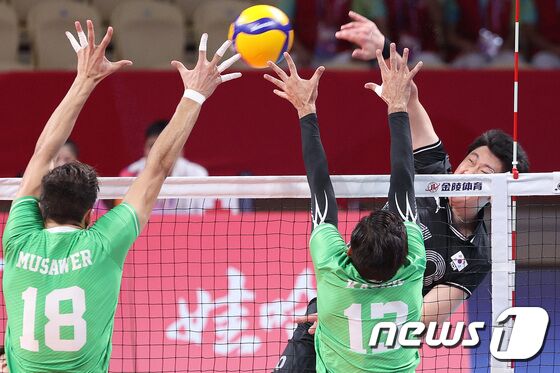 22일 오후 중국 샤오싱 차이나 텍스타일 시티 스포츠센터에서 열린 남자 배구 12강 토너먼트 대한민국과 파키스탄의 경기에서 나경복이 공격을 하고 있다. 2023.9.22/뉴스1 © News1 신웅수 기자