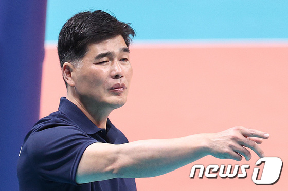 작전 지시하는 임도헌 감독