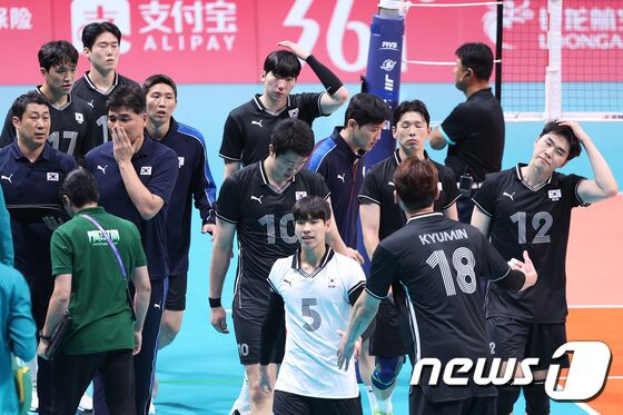 22일 오후 중국 샤오싱 차이나 텍스타일 시티 스포츠센터에서 열린 남자 배구 12강 토너먼트 대한민국과 파키스탄의 경기에서 1세트를 내준 후 선수들이 고개를 숙이고 있다. 2023.9.22/뉴스1 © News1 신웅수 기자