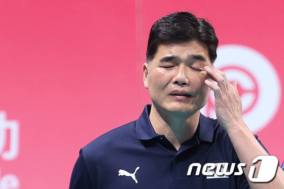 임도헌 감독 \'어떻게 해야 하나\'