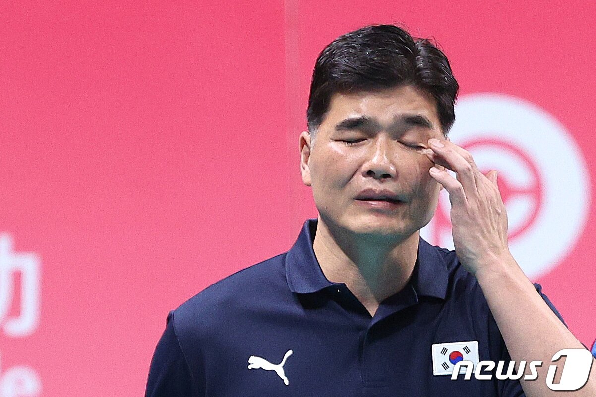 본문 이미지 - 22일 오후 중국 샤오싱 차이나 텍스타일 시티 스포츠센터에서 열린 남자 배구 12강 토너먼트 대한민국과 파키스탄의 경기에서 임도헌 감독이 1세트를 내준 후 얼굴을 매만지고 있다. 2023.9.22/뉴스1 ⓒ News1 신웅수 기자
