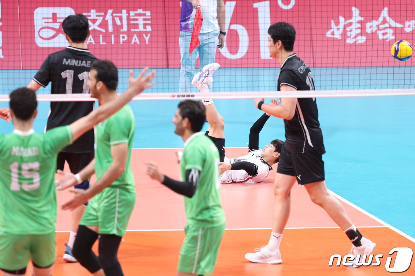 본문 이미지 - 22일 오후 중국 샤오싱 차이나 텍스타일 시티 스포츠센터에서 열린 남자 배구 12강 토너먼트 대한민국과 파키스탄의 경기에서 박경민이 수비 실패 후 코트에 넘어져 있다. 2023.9.22/뉴스1 ⓒ News1 신웅수 기자