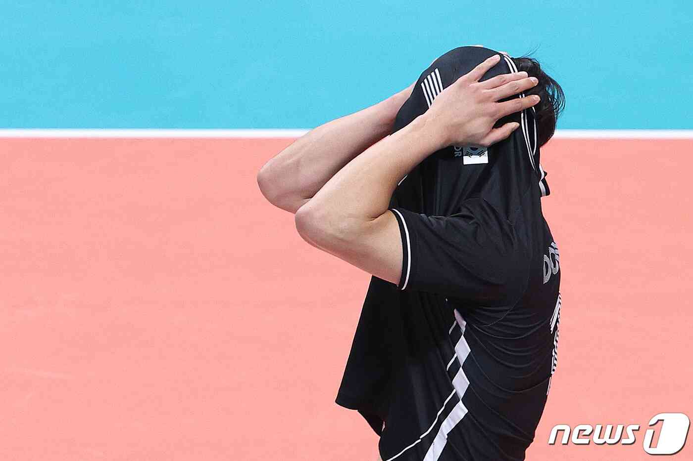 22일 오후 중국 샤오싱 차이나 텍스타일 시티 스포츠센터에서 열린 남자 배구 12강 토너먼트 대한민국과 파키스탄의 경기에서 0대 3으로 패한 후 임동혁이 아쉬움을 드러내고 있다. 임도헌 감독이 이끄는 배구대표팀은 21년 만에 아시아 정상 정복을 목표로 야심차게 출항했지만 결과는 61년 만에 '노메달' 수모를 겪었다. 2023.9.22/뉴스1 © News1 신웅수 기자