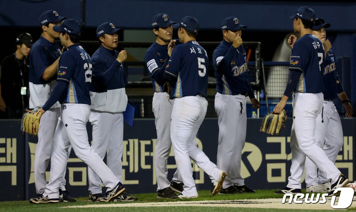 본문 이미지 - 22일 오후 서울 잠실야구장에서 열린 프로야구 '2023 신한은행 SOL KBO리그' LG트윈스와 NC 다이노스의 경기 9회 역전승을 거둔 NC 선수들이 기뻐하고 있다. 2023.9.22/뉴스1 ⓒ News1 장수영 기자