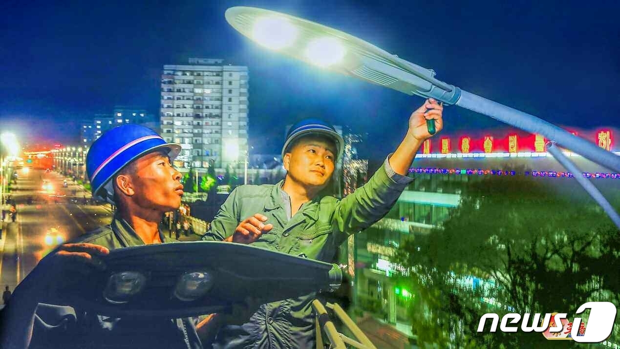 (평양 노동신문=뉴스1) = 북한 노동당 기관지 노동신문은 23일 신의주시 가로등사업소를 조명하면서 "거리의 불빛을 지켜 남모르는 헌신의 노력을 기울이고 있다"라고 보도했다. [국 …