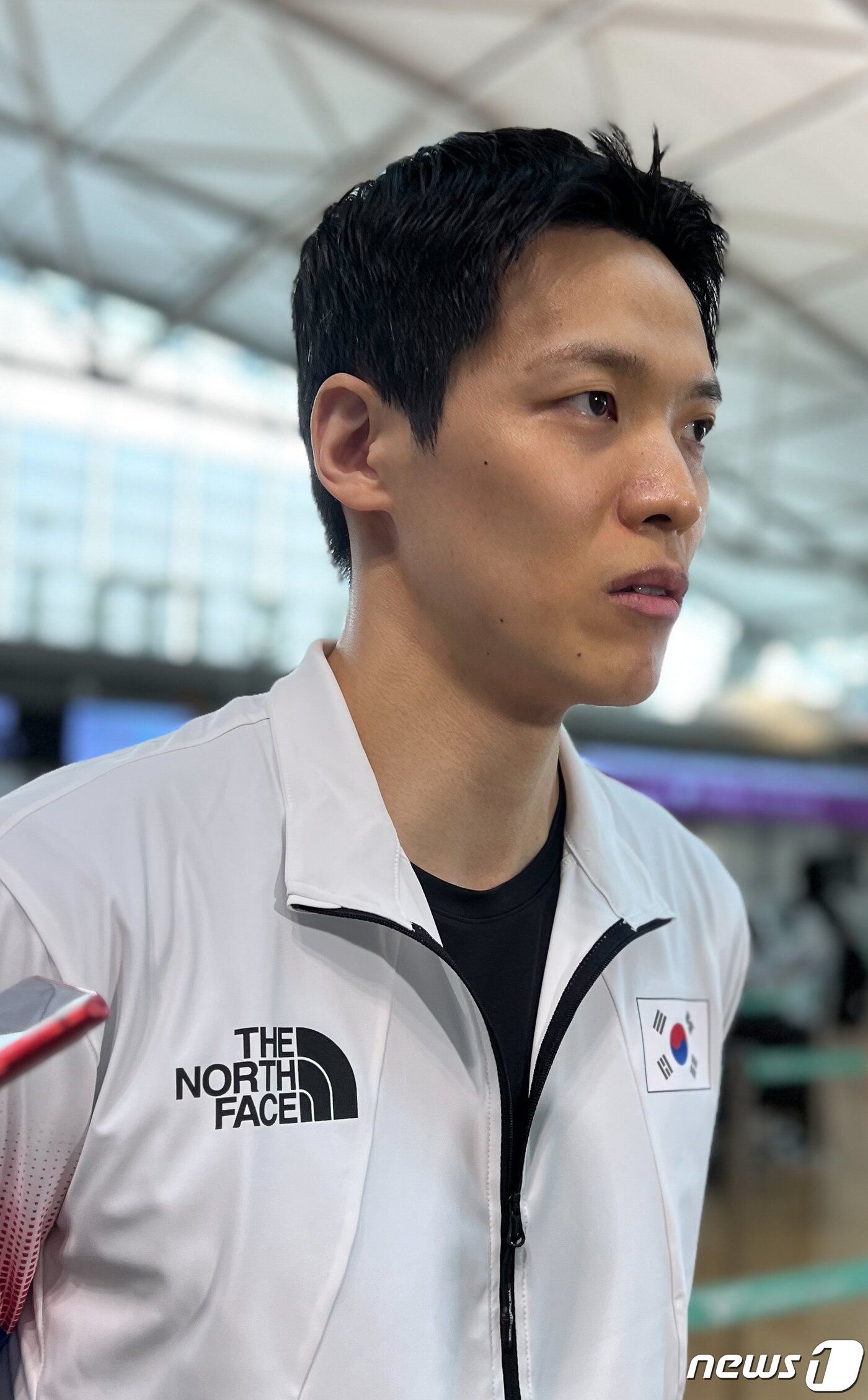 본문 이미지 - 2022 항저우 아시안게임에 출전하는 남자 농구 대표팀 김선형이 23일 인천국제공항을 통해 항저우로 출국 전 취재진과 인터뷰하고 있다. 2023.9.23/뉴스1 ⓒ News1 이상철 기자