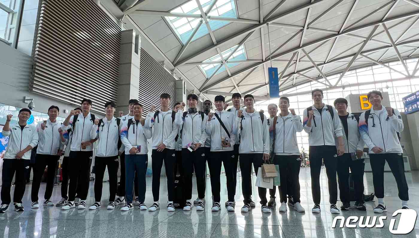 2022 항저우 아시안게임에 출전하는 남자 농구 대표팀이 23일 인천국제공항을 통해 항저우로 출국 전 기념 촬영을 하고 있다. 2023.9.23/뉴스1 © News1 이상철 기자