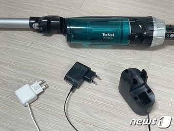 본문 이미지 - 초경량 무선청소기 테팔 엑스나노의 충전기와 일반 휴대폰 충전기를 나란히 놓아봤다. ⓒ News1 이민주 기자