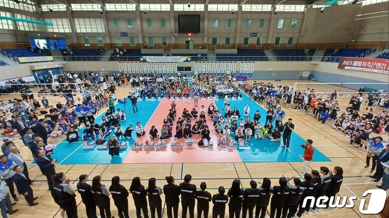 본문 이미지 - 23일 광주 빛고을체육관에서 열린 2023 페퍼저축은행컵 전국 어울림 한마당 배구대회 개막식 모습.2023.9.23/뉴스1 ⓒ News1 박영래 기자
