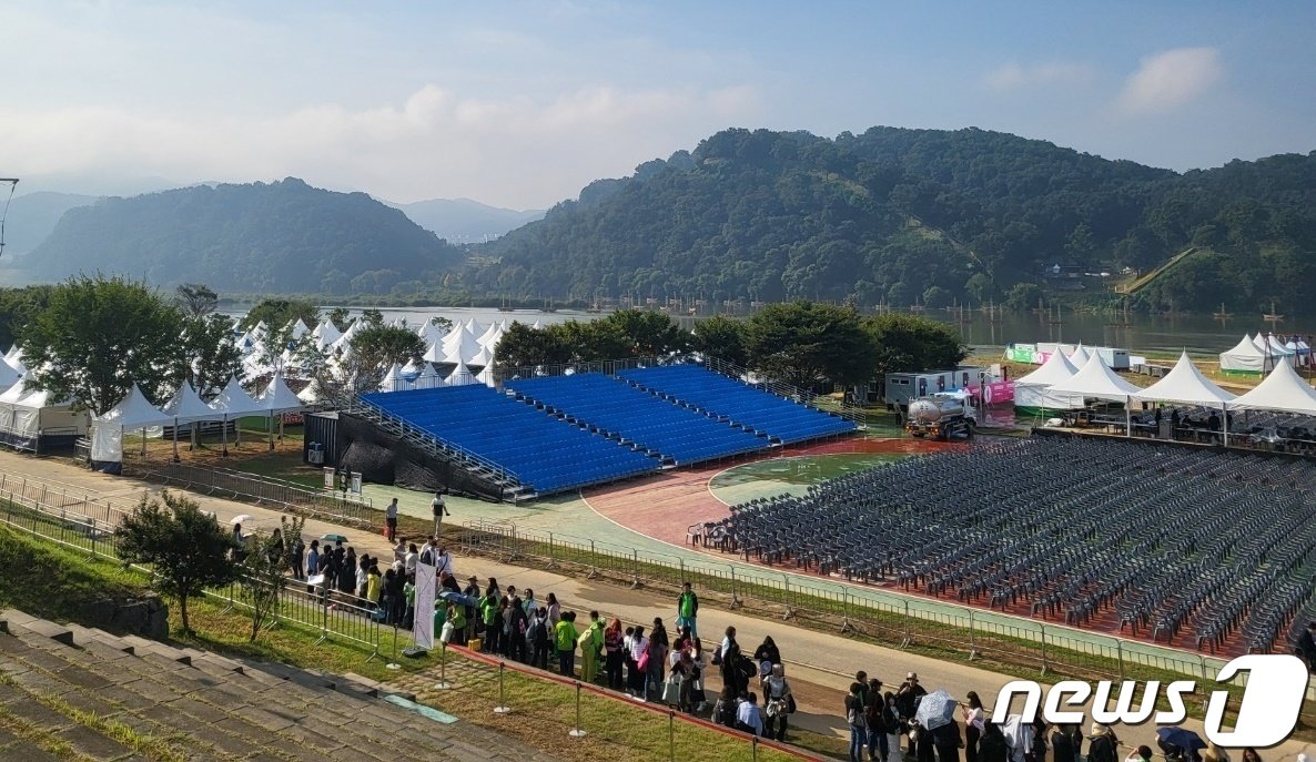  23일 오후 &#39;2023 대백제전&#39; 개막식이 열리는 신관공원에 벌써 관람객들이 줄을 서 있다./뉴스1