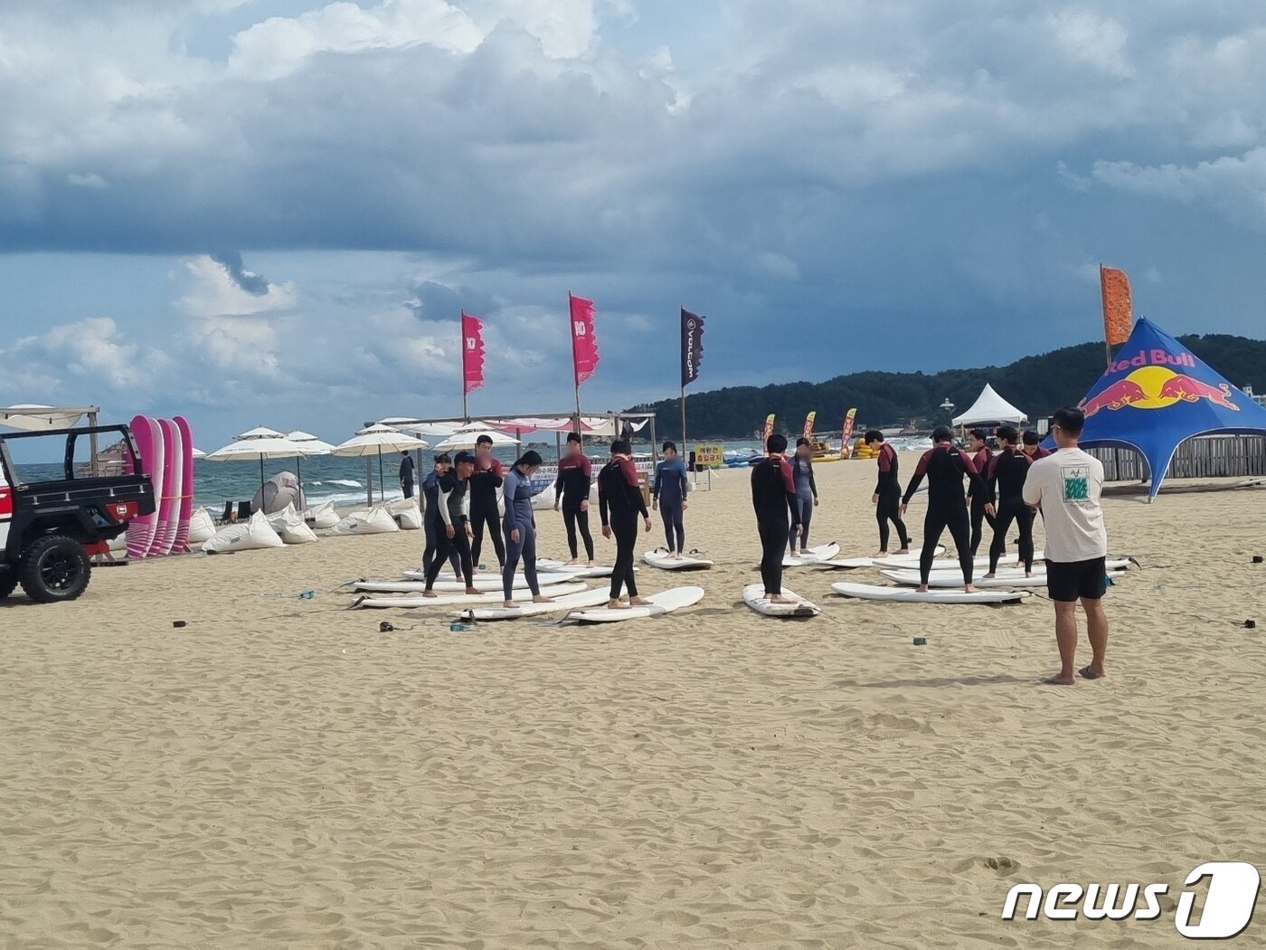 본문 이미지 - 추석 연휴를 앞둔 주말인 23일 강원 양양군 현북면 중광정리 서피비치에서 새내기 서퍼들이 강습을 받고 있다. 2023.9.23/뉴스1 윤왕근 기자