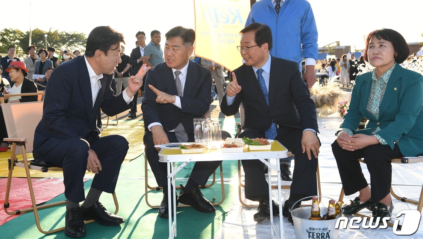 본문 이미지 - 지난 22일 전북 완주군 '일맥상통' 행사를 방문한 우범기 전주시장과 김관영도지사, 유희태 완주군수, 이경애 완주군의회 부의장.(완주군 제공)2023.9.23/뉴스1