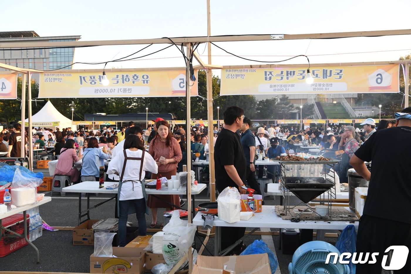 본문 이미지 - 지난 22일 전북 완주군청 야외주차장에서 진행된 '일맥상통'을 찾은 방문객들.(완주군 제공)2023.9.23/뉴스1
