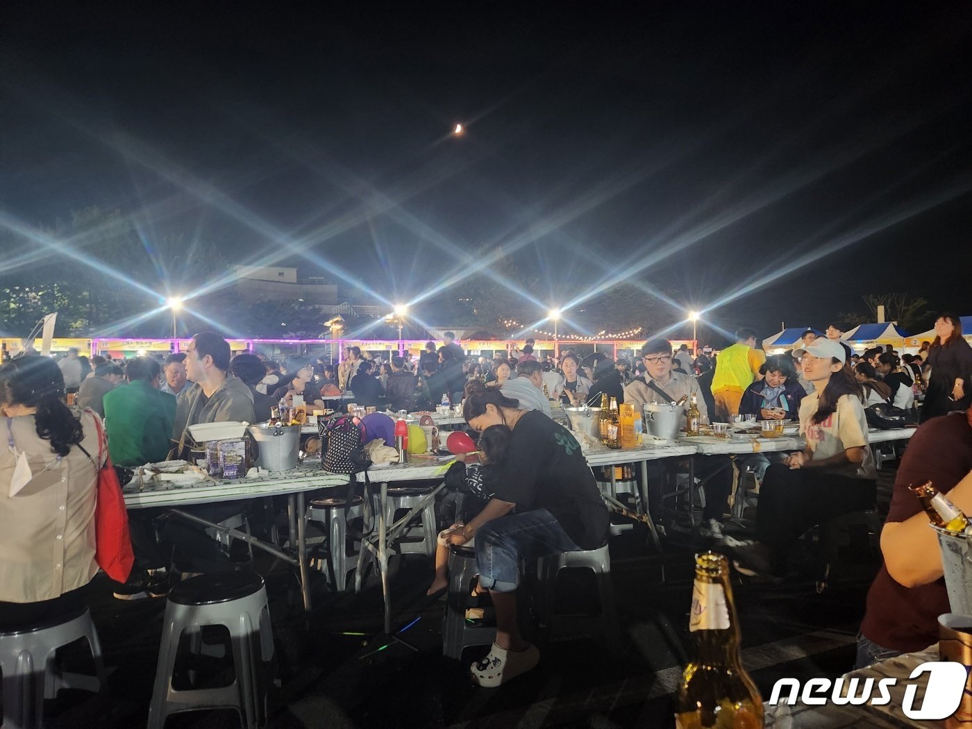 본문 이미지 - 지난 22일 열린 완주 '일맥상통' 축제를 찾은 방문객들이 공연을 즐기고 있다.(완주군 제공)2023.9.23/뉴스1
