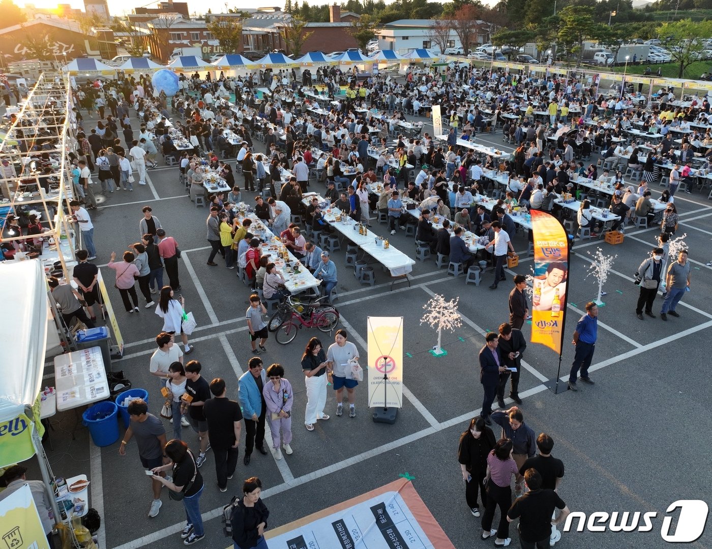 본문 이미지 - 지난 22일 군청 야외주차장에서 진행된 완주청년 맥주축제 '일맥상통' 축제에 3000여명의 방문객들이 찾았다.(완주군 제공)2023.9.23/뉴스1