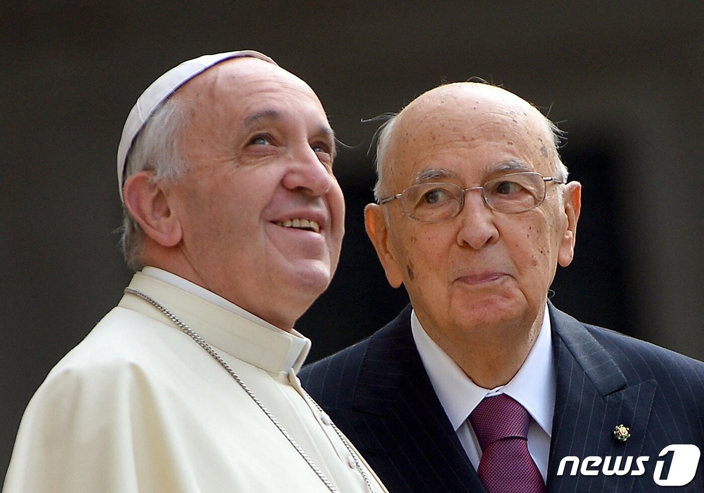 본문 이미지 - 이탈리아 대통령궁에서 조르조 나폴리타노(우) 이탈리아 전 대통령이 프란치스코 교황(좌)을 바라보며 작게 미소짓고 있다. 2013.11.14/ ⓒ AFP=뉴스1 ⓒ News1 권진영 기자