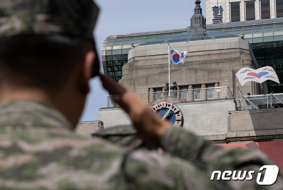 제73주년 서울 수복 기념행사 \'국기에 대한 경례\'
