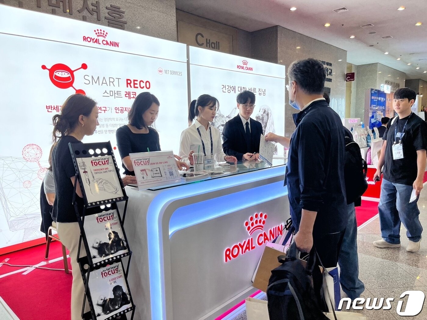 본문 이미지 - 23일 '제20회 서울수의임상 컨퍼런스'가 진행된 서울 광진구 세종대학교에서 참석자들이 부스를 둘러보고 있다. ⓒ 뉴스1 한정원 인턴기자