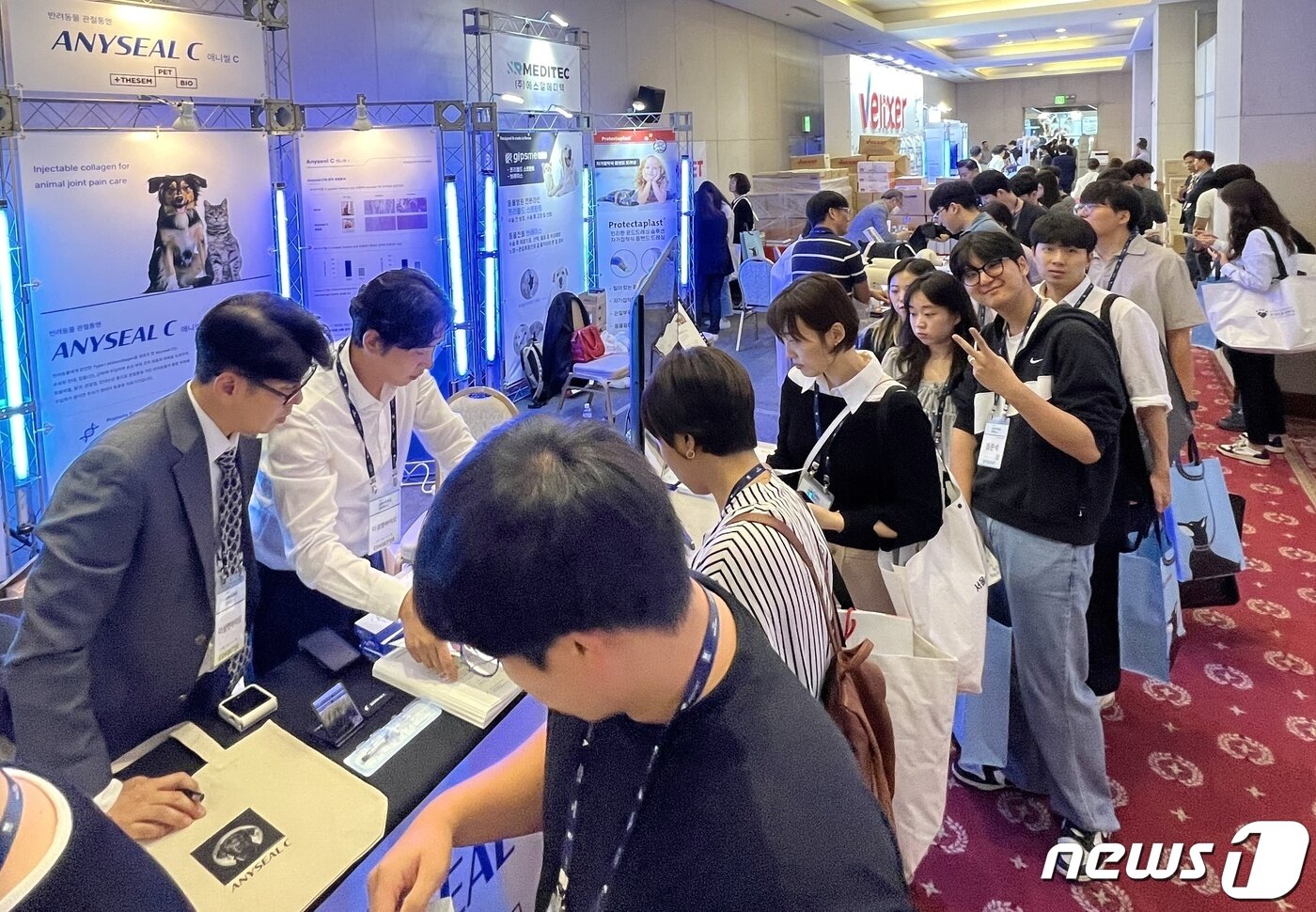 본문 이미지 - 23일 '제20회 서울수의임상 컨퍼런스'가 진행된 서울 광진구 세종대학교에서 참석자들이 부스를 둘러보고 있다. ⓒ 뉴스1 한정원 인턴기자
