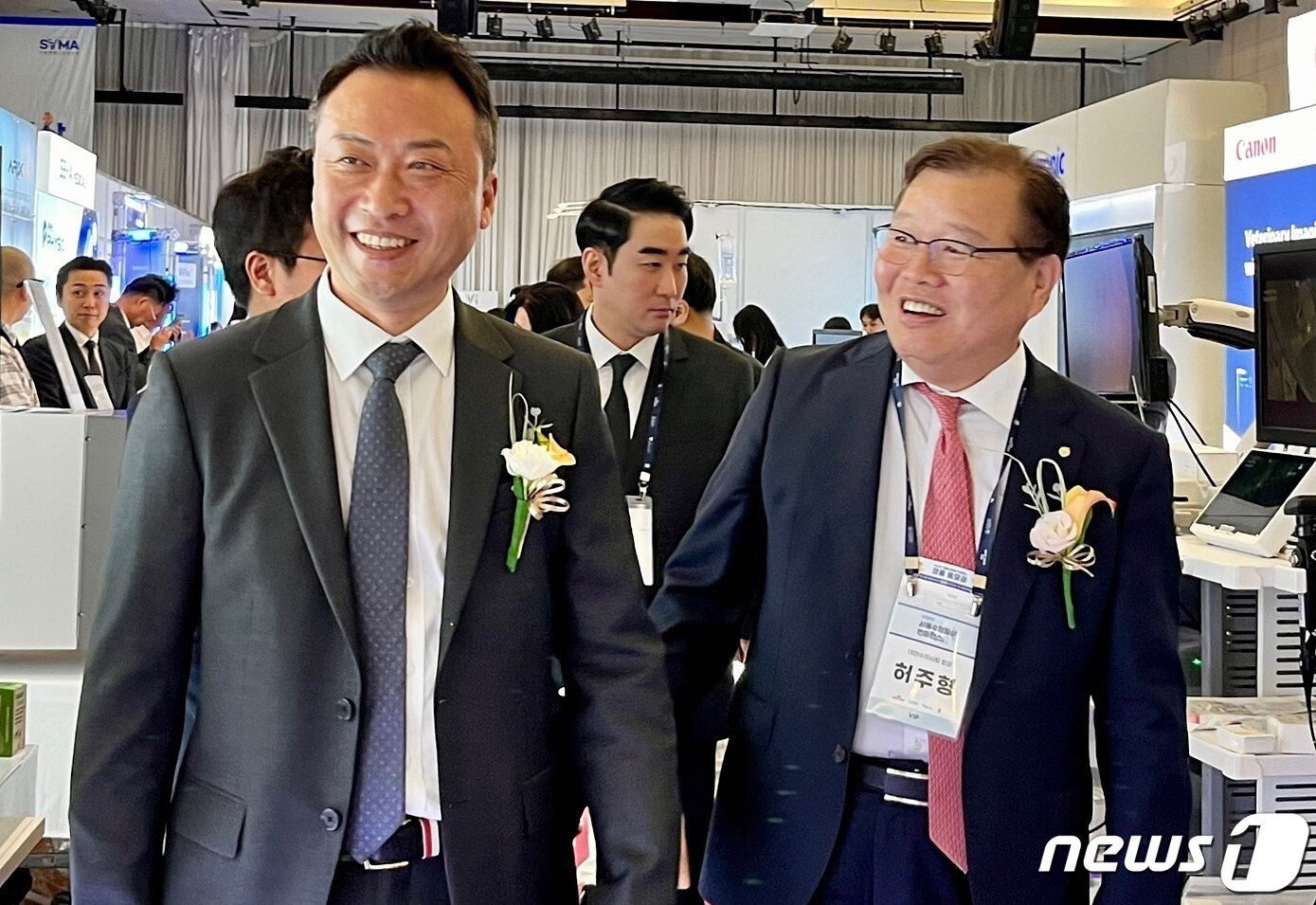 본문 이미지 - 황정연 서울시수의사회장(왼쪽)과 허주형 대한수의사회장이 23일 서울 광진구 세종대학교에서 열린 '제20회 서울수의임상콘퍼런스'에서 부스를 돌아보고 있다. ⓒ 뉴스1 한정원 인턴기자