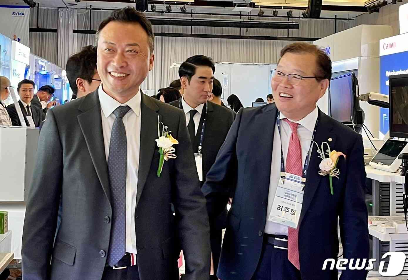황정연 서울시수의사회장(왼쪽)과 허주형 대한수의사회장이 23일 서울 광진구 세종대학교에서 열린 '제20회 서울수의임상콘퍼런스'에서 부스를 돌아보고 있다. © 뉴스1 한정원 인턴기자