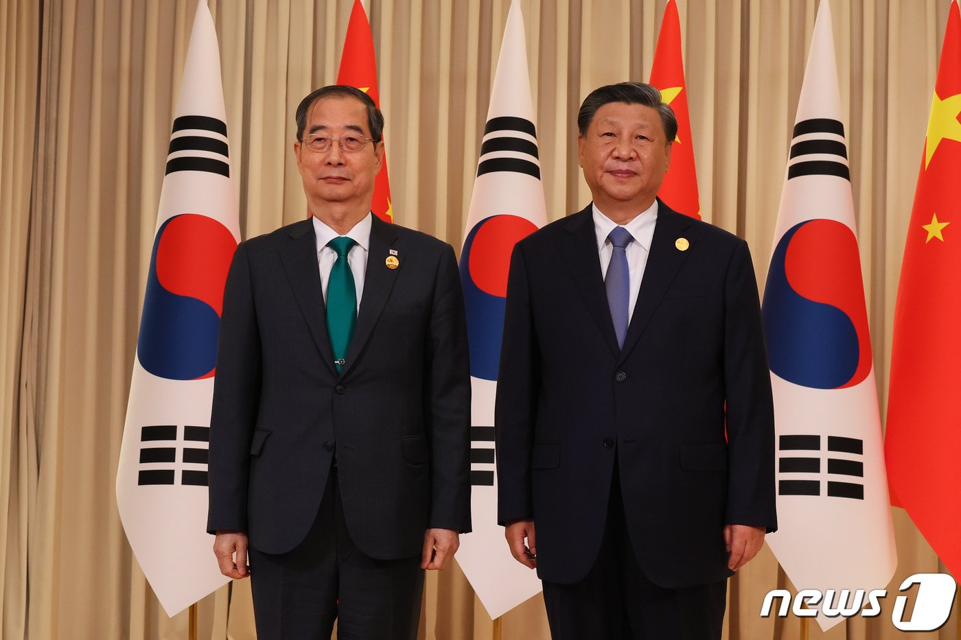 본문 이미지 - 2022 항저우 아시안게임 개막식 참석하기 위해 중국을 방문한 한덕수 국무총리가 23일 오후 중국 항저우 저장성 항저우 시후 국빈관에서 시진핑 중국 국가 주석과 기념 촬영을 하고 있다. (국무총리실 제공) 2023.9.23/뉴스1
