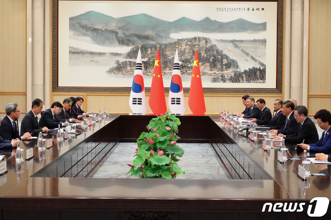 본문 이미지 - 2022 항저우 아시안게임 개막식 참석하기 위해 중국을 방문한 한덕수 국무총리가 23일 오후 중국 항저우 저장성 항저우 시후 국빈관에서 시진핑 중국 국가 주석과 면담을 하고 있다. (국무총리실 제공) 2023.9.23/뉴스1