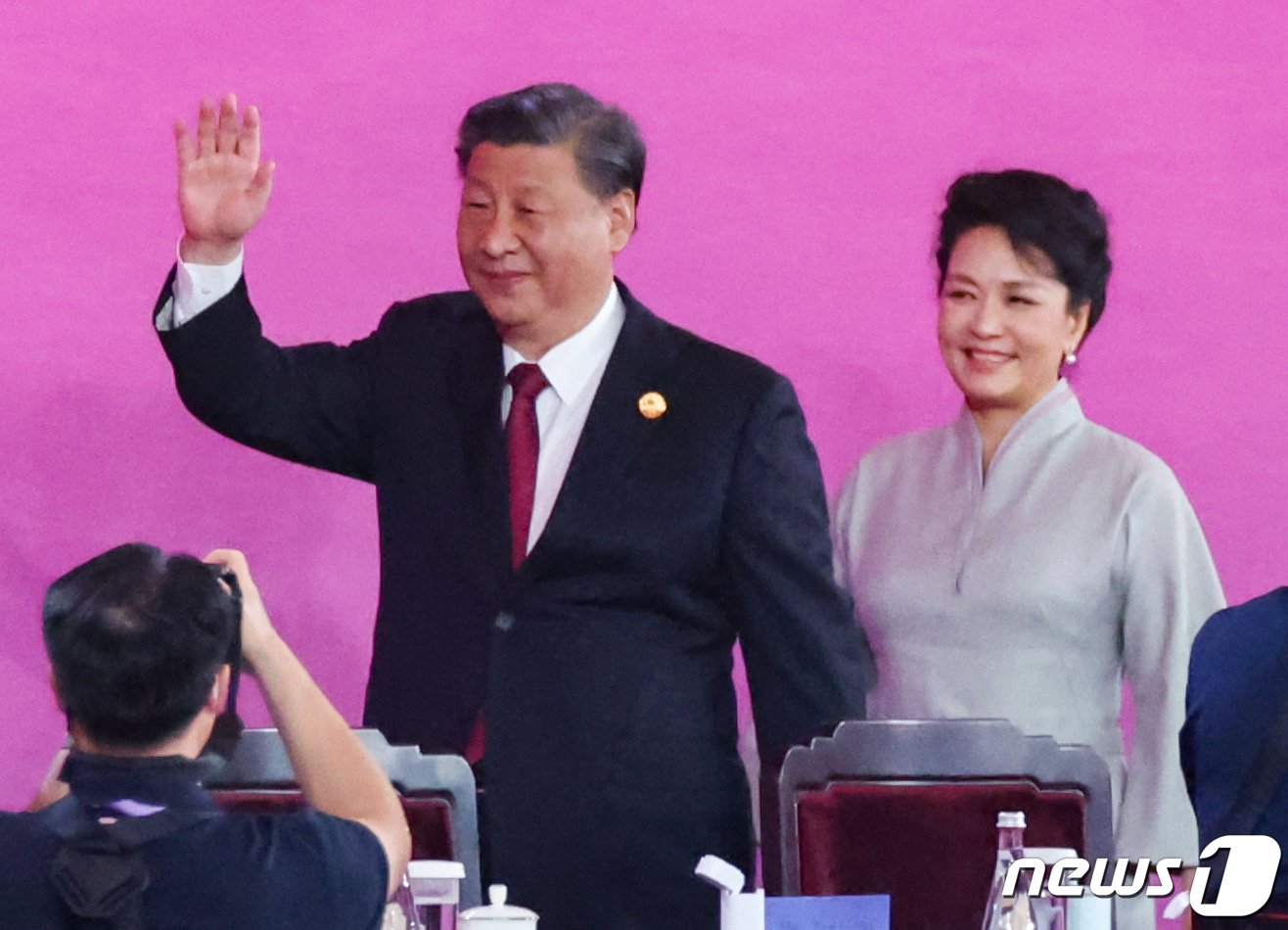 본문 이미지 - 시진핑 중국 국가 주석이 23일 오후 중국 항저우 올림픽 스포츠센터 스타디움에서 열린 '2022 제19회 항저우 아시안게임' 개회식에 참석하고 있다. 2023.9.23/뉴스1 ⓒ News1 유승관 기자